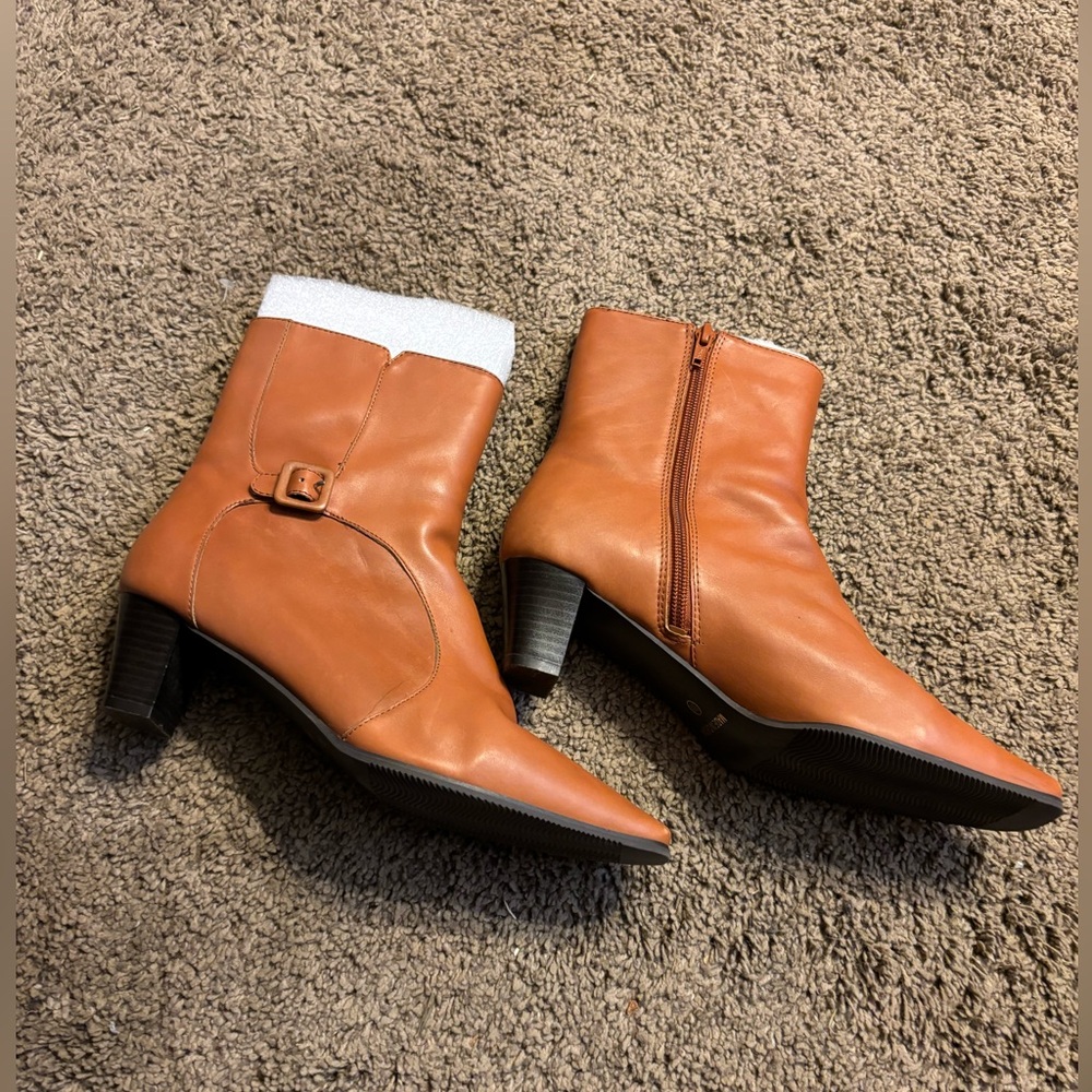 Markon Cognac brown leather boots. NEW. Size 9